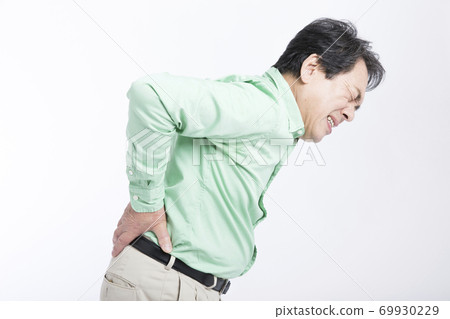 男子腰痛 69930229