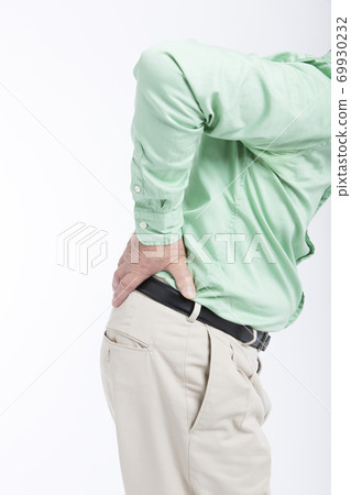 一個膝蓋酸痛的男人 69930232