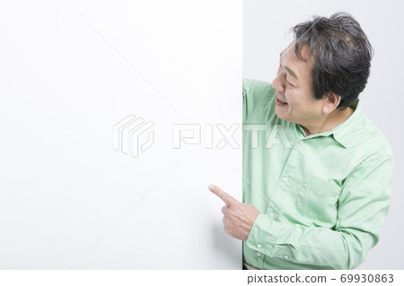 A man with a message board 69930863