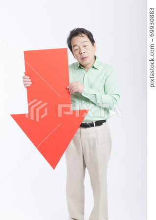 男性與向下箭頭 69930883