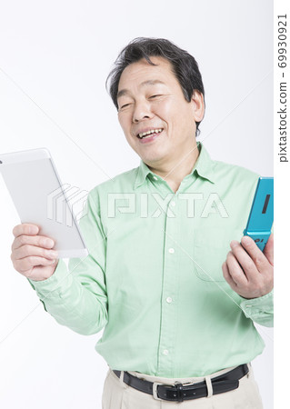 平板電腦和車庫的男人 平板電腦和車庫的男人 69930921