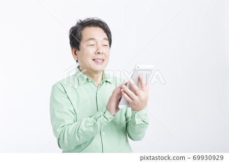A man who operates a tablet PC 69930929