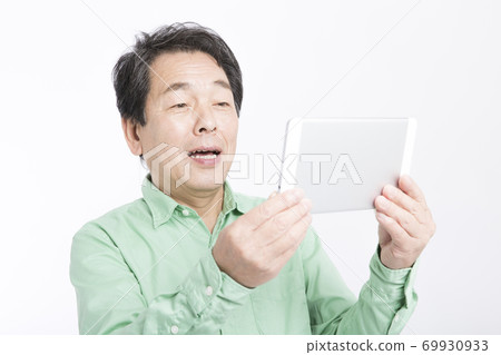 一個操作平板電腦的人 69930933