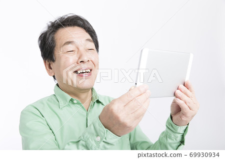 一個操作平板電腦的人 69930934