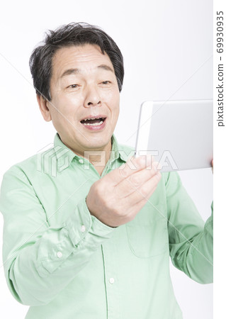 A man who operates a tablet PC 69930935