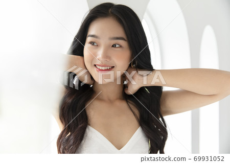 Woman portrait with a natural atmosphere 69931052