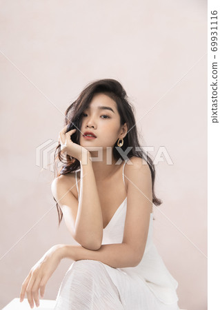 Female portrait beauty 69931116
