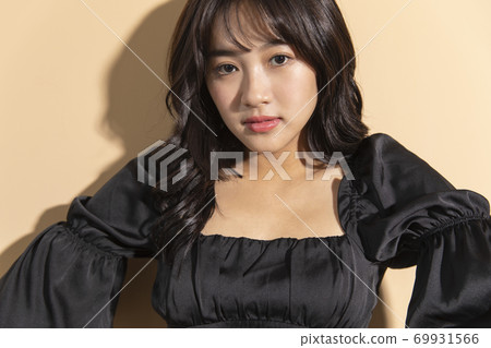 Female portrait 69931566