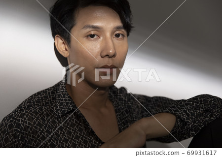 Men's portrait men's beauty 69931617