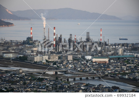 風景以山口縣和氣町的ENEOS Marifu煉油廠和廣島縣大竹市大河原山上過鐵橋的火車為中心 69932184