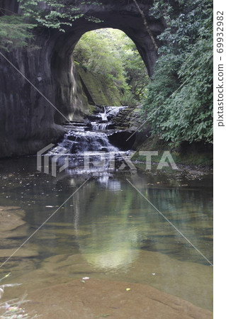 Deep groove waterfall Deep groove waterfall 69932982