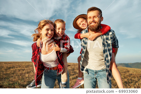 Happy family 69933060