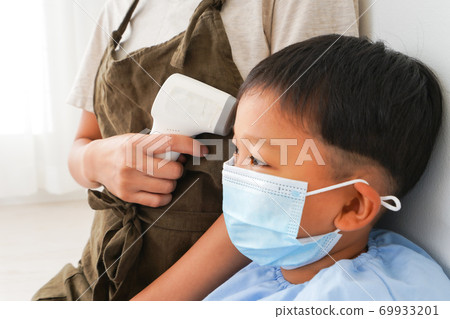 測量嬰兒體溫的托兒所老師 測量嬰兒體溫的托兒所老師 69933201