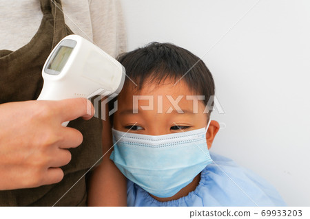 測量嬰兒體溫的托兒所老師 69933203