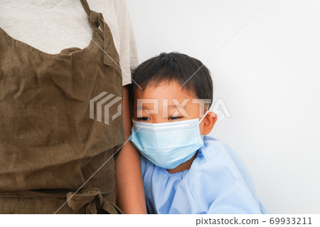 測量嬰兒體溫的托兒所老師 測量嬰兒體溫的托兒所老師 69933211