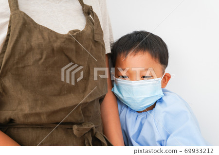測量嬰兒體溫的托兒所老師 69933212
