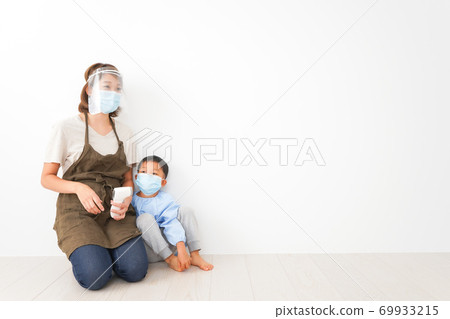 測量嬰兒體溫的托兒所老師 測量嬰兒體溫的托兒所老師 69933215