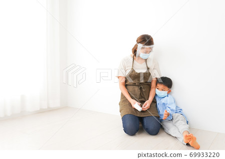 測量嬰兒體溫的托兒所老師 69933220