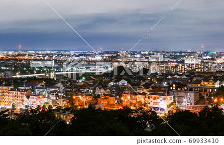 東京郊區住宅區的夜景 69933410