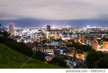 東京郊區住宅區的夜景 69933413