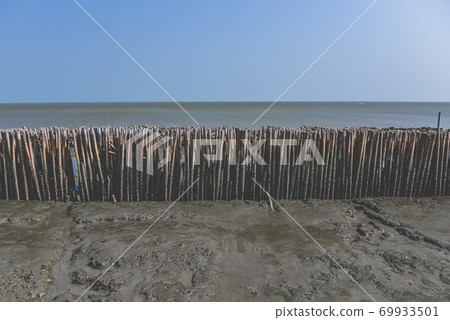 Bamboo sea wave protection fence wall. - Stock Photo [69933501] - PIXTA