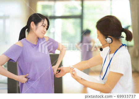 Personal trainers and students 69933737