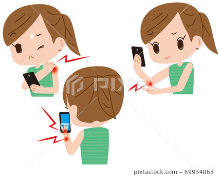 對智能手機有害。感到疼痛如肩膀僵硬和肌腱炎的婦女 對智能手機有害。感到疼痛如肩膀僵硬和肌腱炎的婦女 69934063