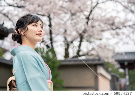 Kimono woman Kyoto sightseeing Sakura 69934127
