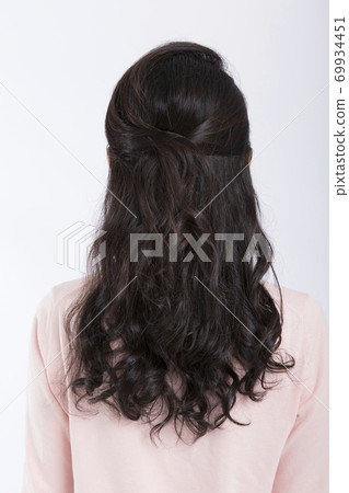 A woman's appearance 69934451