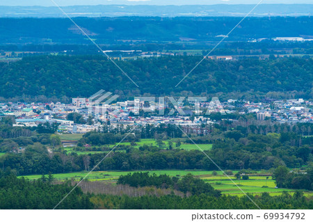 A bird's-eye view of Shintoku cityscape seen from Mt. Masuda, Shintoku-cho, Hokkaido 69934792