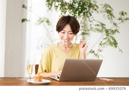 在桌旁工作的女人 在桌旁工作的女人 69935076