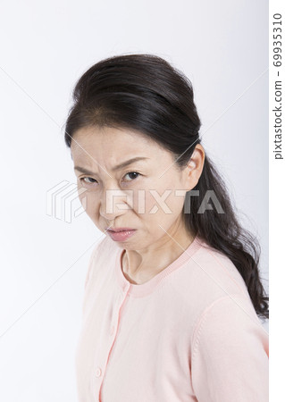 一個憤怒的女人 69935310