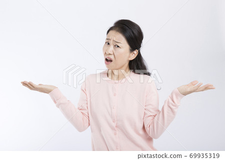 Woman shrugging Woman shrugging 69935319