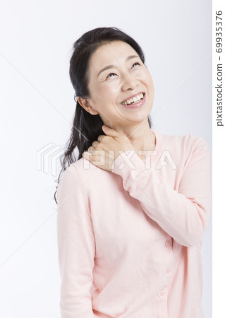 肩膀僵硬的女性 69935376