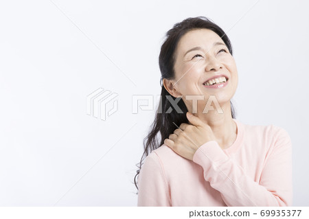 Women with improved stiff shoulders 69935377