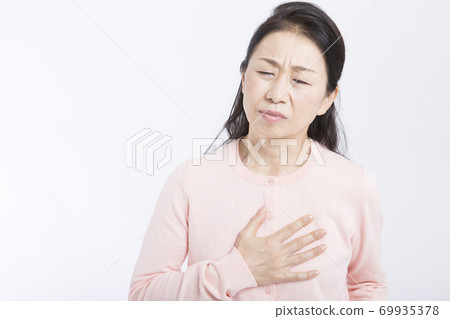 胸部酸痛的女人 69935378