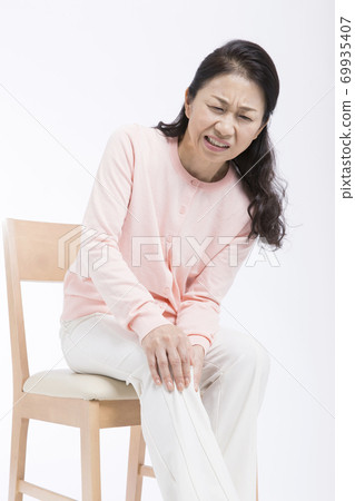 膝蓋酸痛的中年女人 69935407
