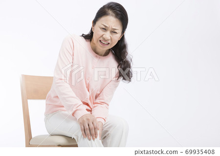 膝蓋酸痛的中年女人 69935408