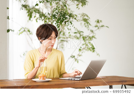 在桌旁工作的女人 在桌旁工作的女人 69935492