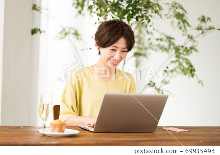 在桌旁工作的女人 69935493