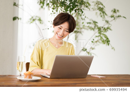 在桌旁工作的女人 在桌旁工作的女人 69935494