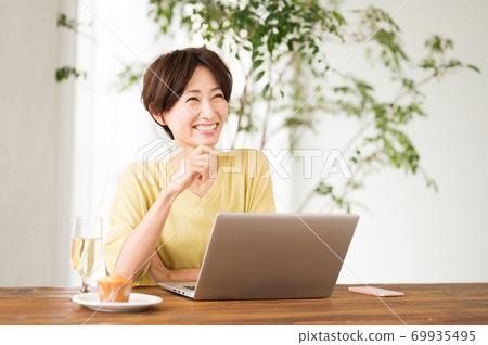 在桌旁工作的女人 在桌旁工作的女人 69935495