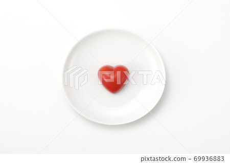 心形巧克力在圓板上 69936883