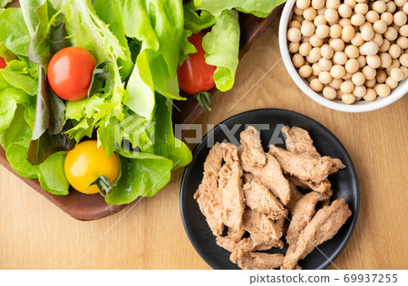 Soy meat (fillet type) and raw vegetables 69937255