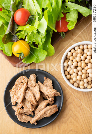 Soy meat (fillet type) and raw vegetables Soy meat (fillet type) and raw vegetables 69937256