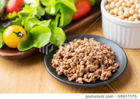 大豆肉(碎肉類)和生蔬菜 大豆肉(碎肉類)和生蔬菜 69937379