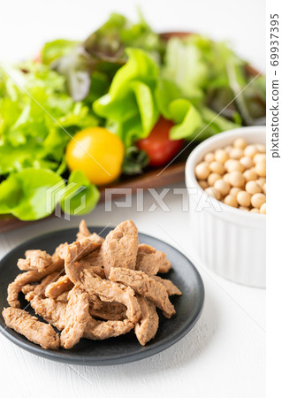 Soy meat (fillet type) and raw vegetables 69937395