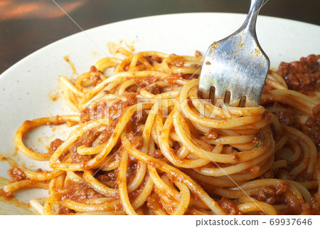 叉在桌子上吃了一半的意粉 69937646