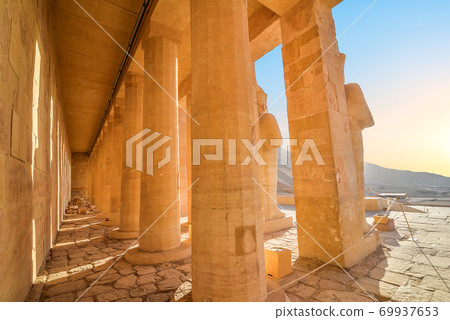 Columns and statues 69937653