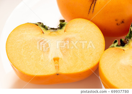 Cross section of seedless persimmon (Hayao Tone persimmon). 69937780